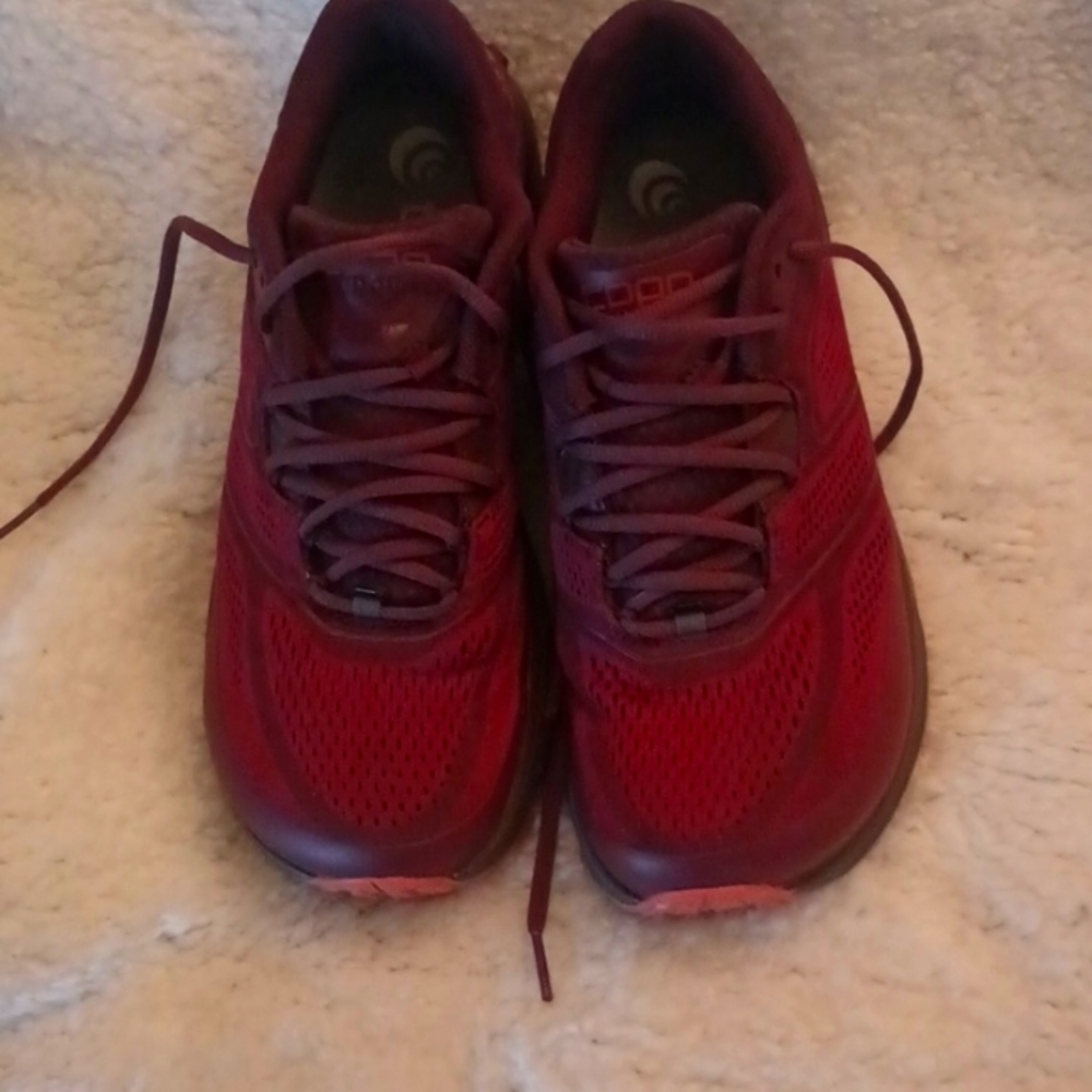 Athletic running shoes